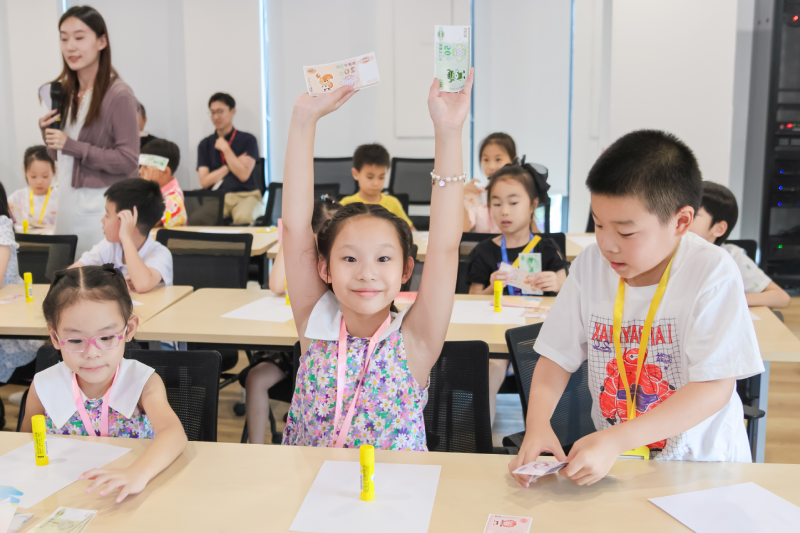 2023年8月，佳能光学开展了员工和家属的职场体验日